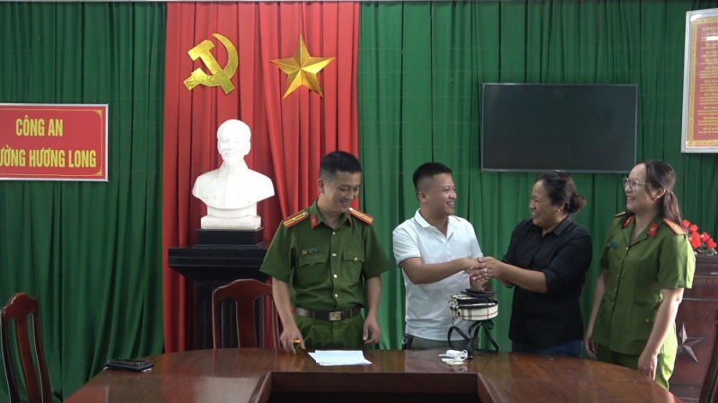 Trao trả lại tài sản cho du khách bị thất lạc -0