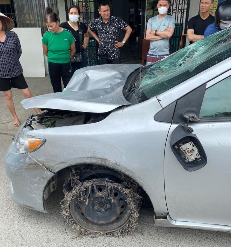 Ô tô con nghi bị nổ lốp lao vào vệ đường khiến 2 người đi bộ tử vong -0