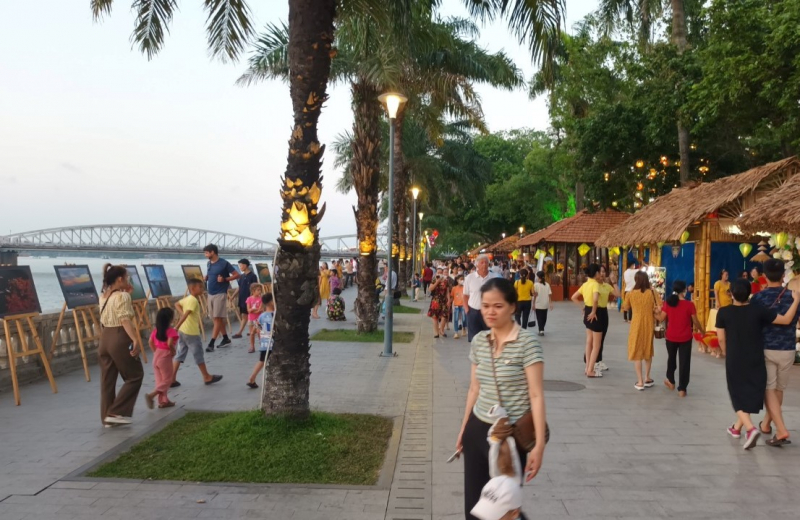 Khách du lịch đến Cố đô Huế tăng đột biến trong dịp nghỉ lễ  -0