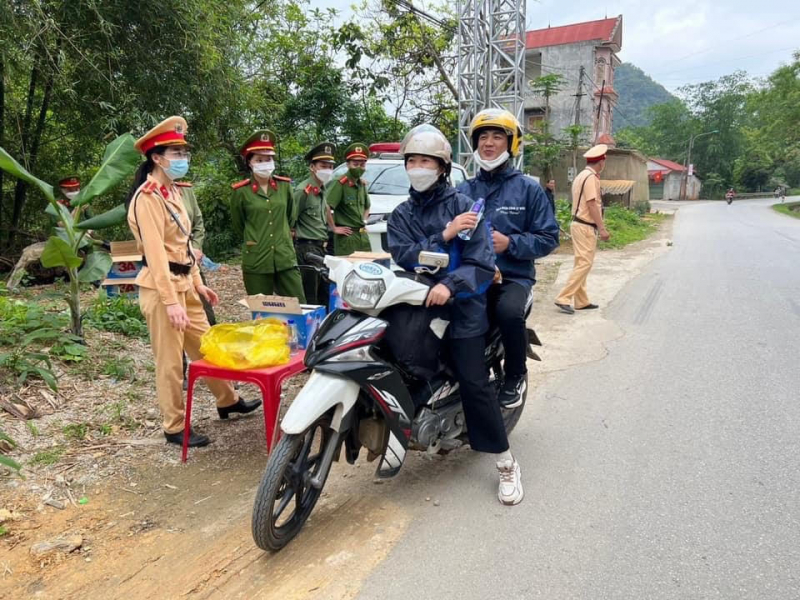 Người dân xúc động với tình cảm của CBCS Công an trên đường trở về sau kỳ nghỉ lễ -1