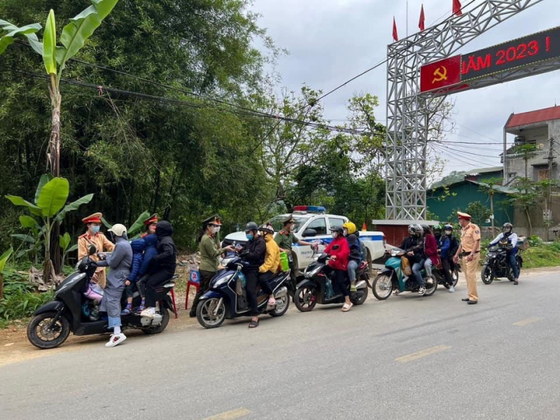 Người dân xúc động với tình cảm của CBCS Công an trên đường trở về sau kỳ nghỉ lễ -0