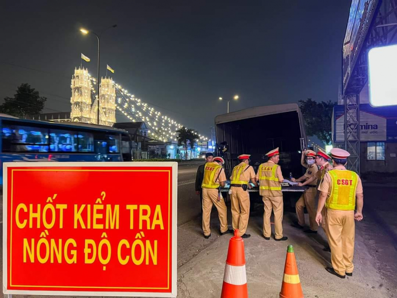 Dùng dao đe dọa và đấm vào mặt CSGT, sau khi lập biên bản vi phạm nồng độ cồn -0