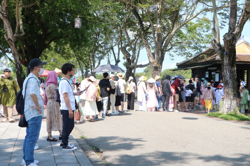 Du khách, hướng dẫn viên bức xúc vì mất nhiều thời gian chờ mua vé vào Đại Nội Huế -0