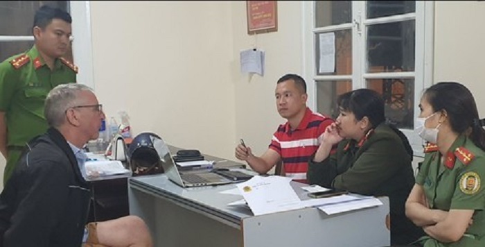 Người đàn ông nước ngoài giết vợ, đem theo 4 con dao bỏ trốn -0