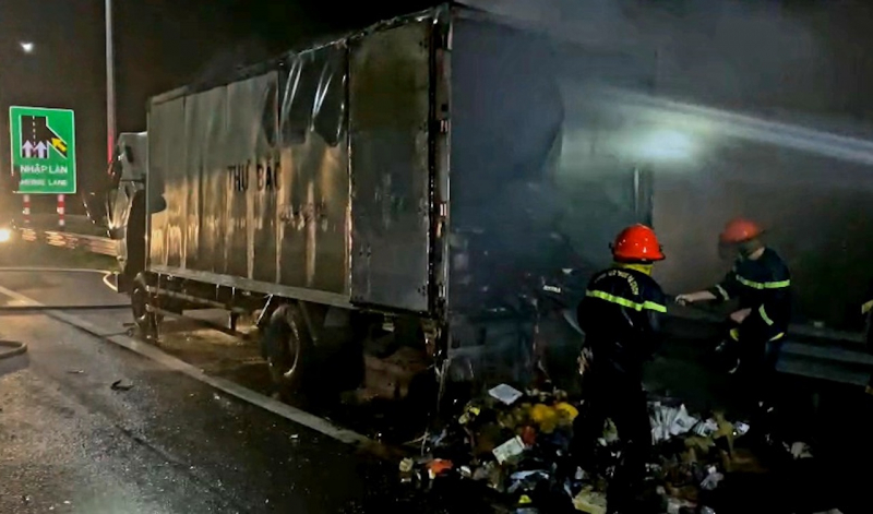 Ôtô tải bốc cháy trên cao tốc Trung Lương - Mỹ Thuận -0