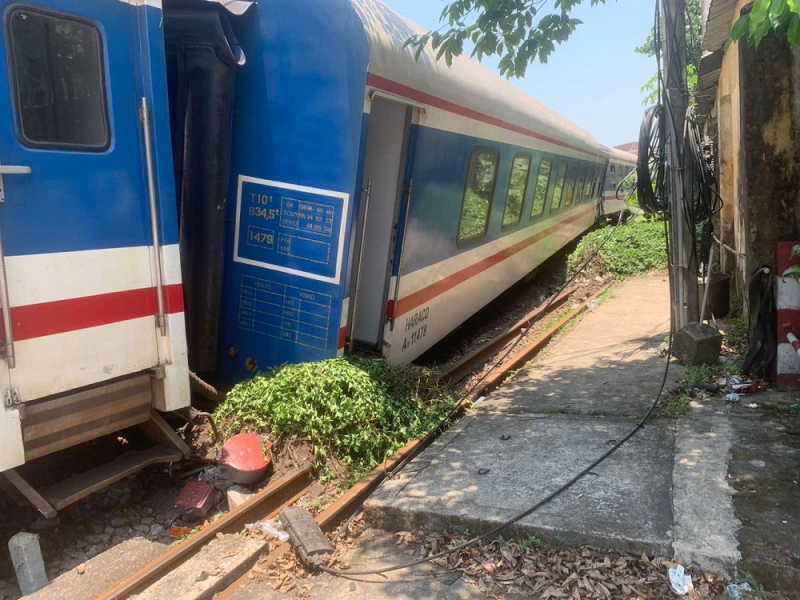 Tàu SE1 chở 355 hành khách bị trật đường ray ngay trung tâm thành phố Huế -0