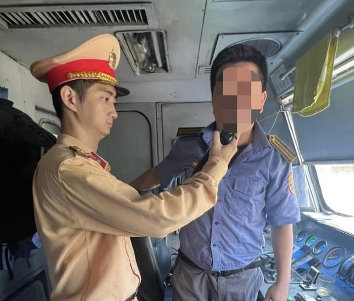 Vụ tàu chở 355 hành khách bị trật đường ray: Cục CSGT kiểm tra nồng độ cồn, chuyển tải 355 hành khách vào Đà Nẵng -0