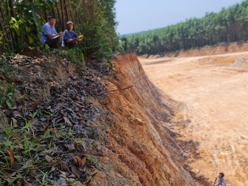 Phát hiện vụ khai thác đất trái phép quy mô lớn ngay bên hồ thủy lợi -0