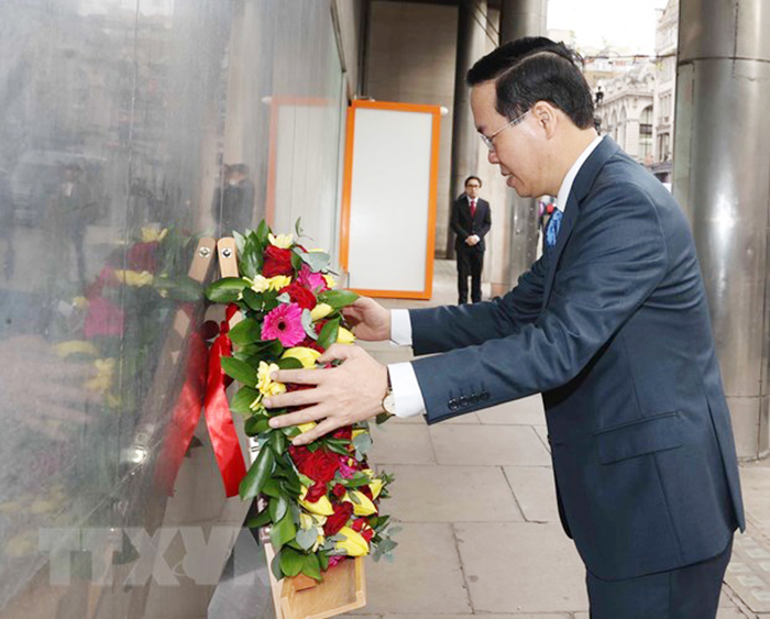 Chủ tịch nước đặt hoa tại Biển tưởng niệm Bác Hồ ở thủ đô London -0