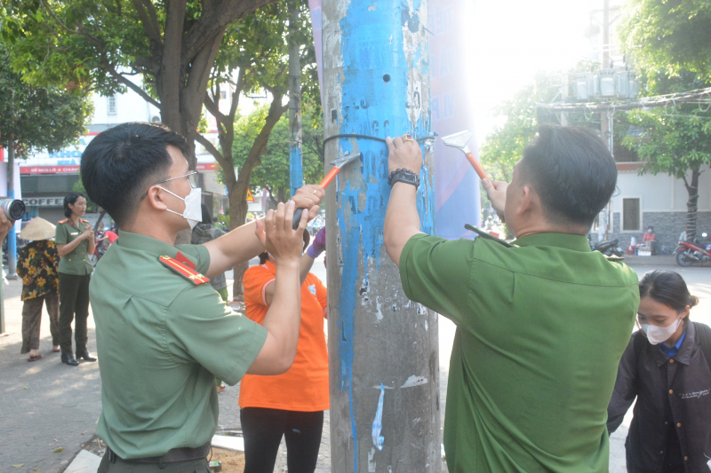 Bắt giữ 5 đối tượng ngay sau khi ra quân tuyên truyền, bóc, xóa quảng cáo “tín dụng đen” -0
