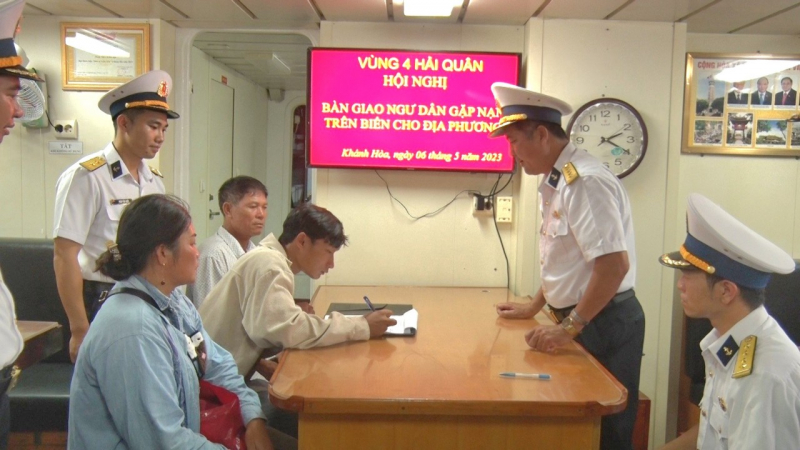 Tàu Hải quân đưa hai ngư dân lâm bệnh từ Trường Sa về Cam Ranh  -0