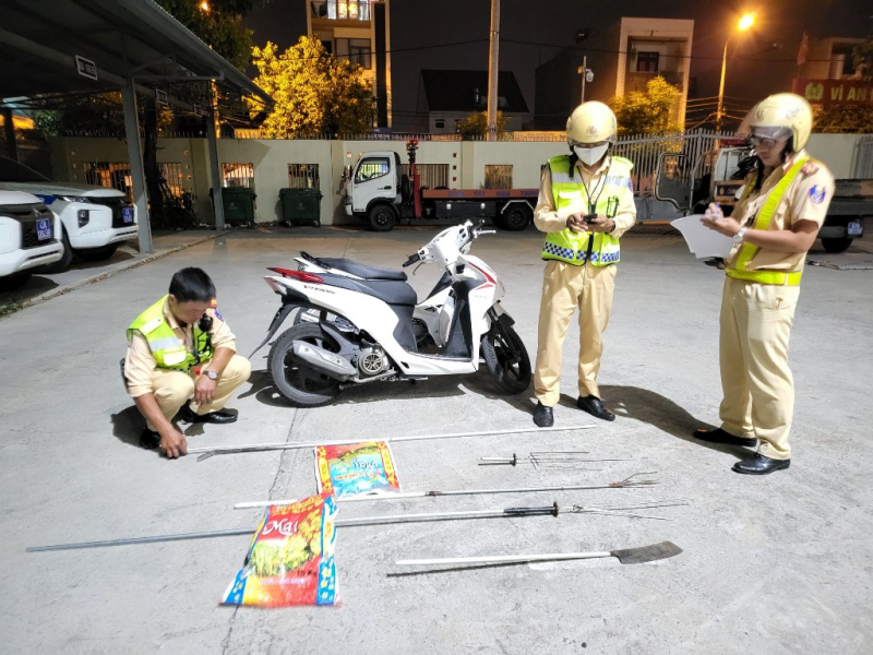 CSGT kịp thời ngăn chặn nhóm thanh tuổi teen trữ hung khí tự chế để “gây chiến” -1