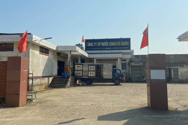 Cô trò tá hoả khi phát hiện đỉa bơi trong bình nước uống còn nguyên tem -0