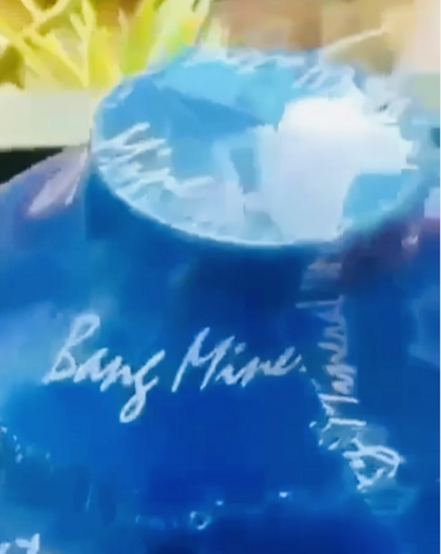 Cô trò tá hoả khi phát hiện đỉa bơi trong bình nước uống còn nguyên tem -0