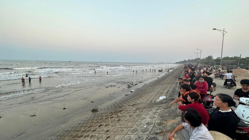 Đi tắm biển 2 người không may bị sóng cuốn chìm  -0