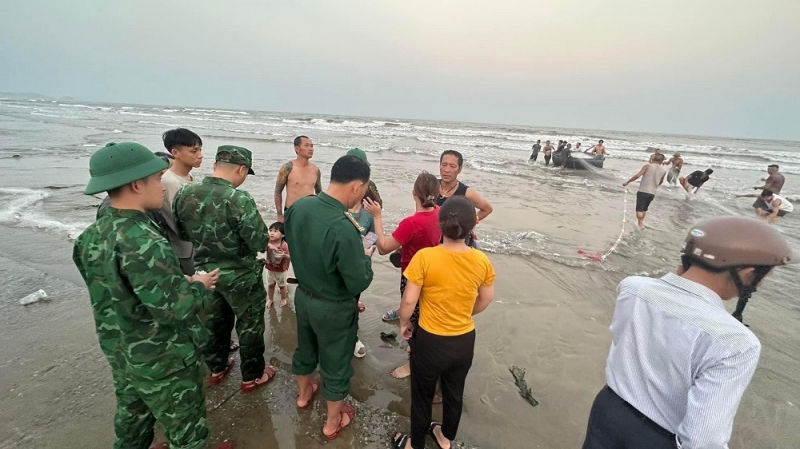 Đi tắm biển 2 người không may bị sóng cuốn chìm  -0