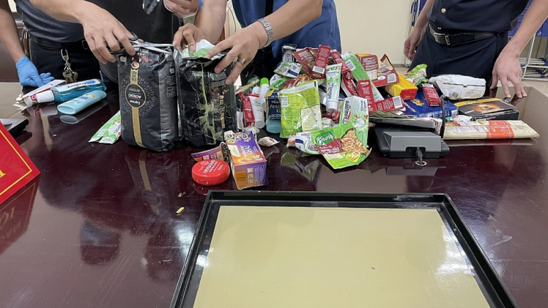 Phát hiện khoảng 4 kg nghi ma túy tổng hợp “nguỵ trang” trong túi cà phê -0