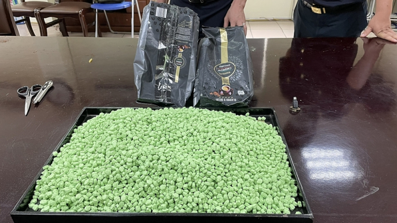 Phát hiện khoảng 4 kg nghi ma túy tổng hợp “nguỵ trang” trong túi cà phê -0