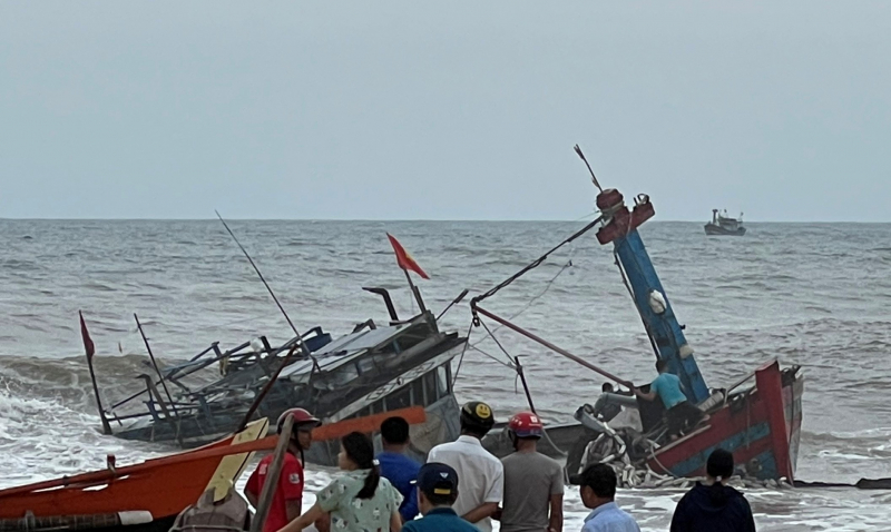 Cứu hộ tàu cá bị giông lốc đánh chìm ở vùng biển gần bờ Thừa Thiên-Huế -1