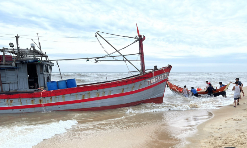 Cứu hộ tàu cá bị giông lốc đánh chìm ở vùng biển gần bờ Thừa Thiên-Huế -0