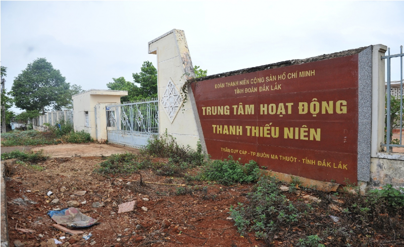 Cận cảnh Trung tâm thanh thiếu niên gần 62 tỷ đồng thành bãi chăn bò -0