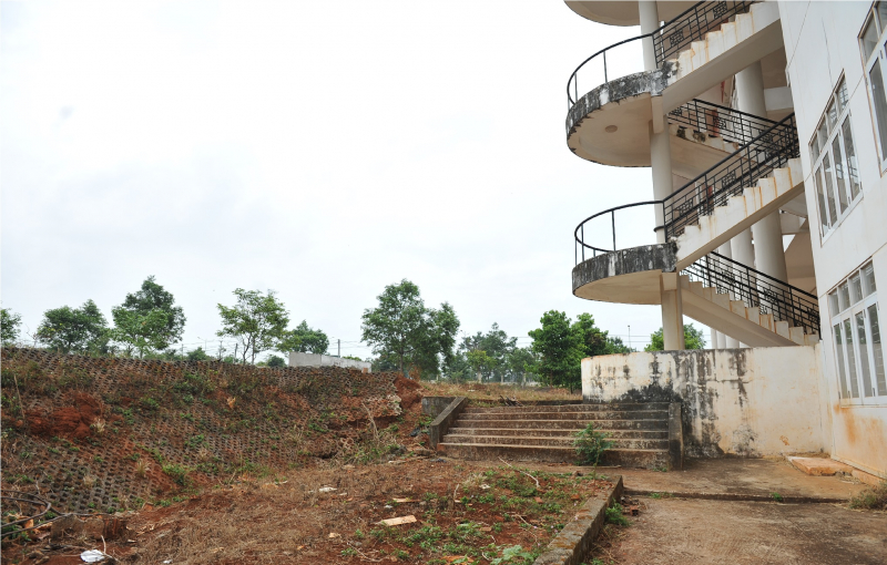 Cận cảnh Trung tâm thanh thiếu niên gần 62 tỷ đồng thành bãi chăn bò -0