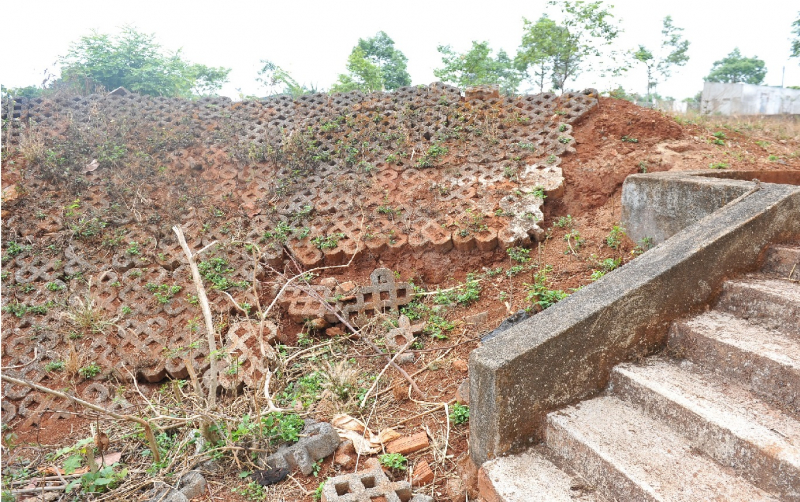 Cận cảnh Trung tâm thanh thiếu niên gần 62 tỷ đồng thành bãi chăn bò -1