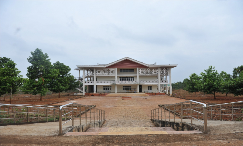 Cận cảnh Trung tâm thanh thiếu niên gần 62 tỷ đồng thành bãi chăn bò -0