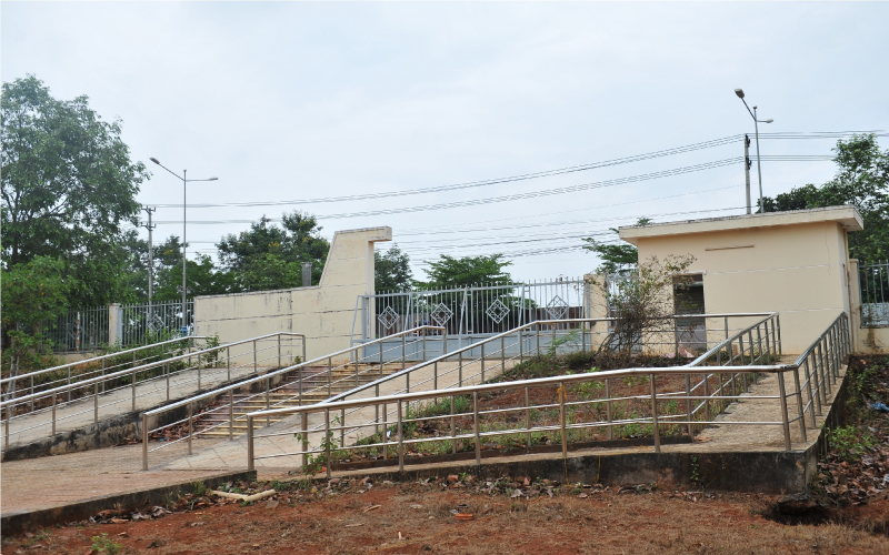 Cận cảnh Trung tâm thanh thiếu niên gần 62 tỷ đồng thành bãi chăn bò -0