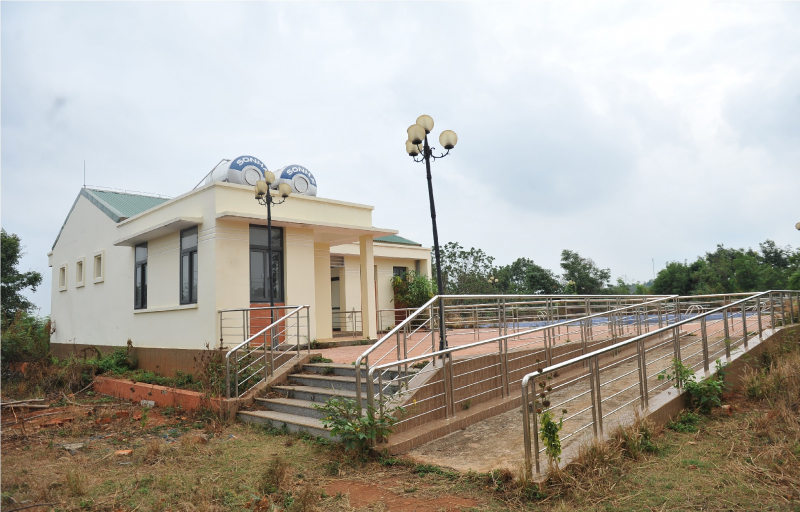 Cận cảnh Trung tâm thanh thiếu niên gần 62 tỷ đồng thành bãi chăn bò -0