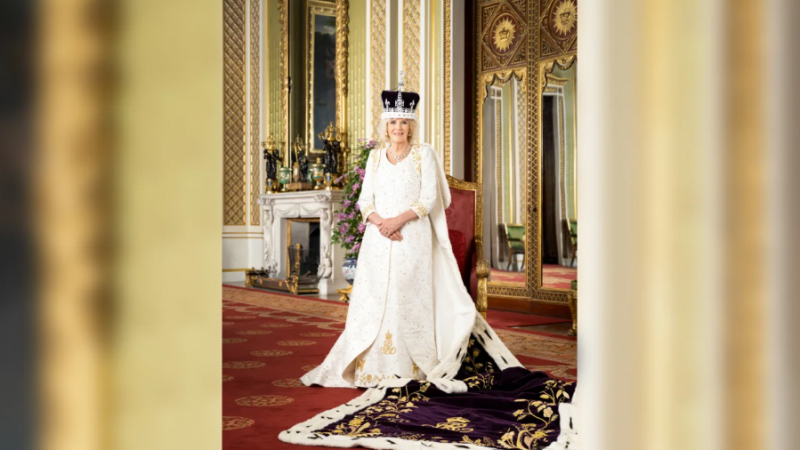 Bức ảnh chân dung đăng quang chính thức của Vua Charles III -0