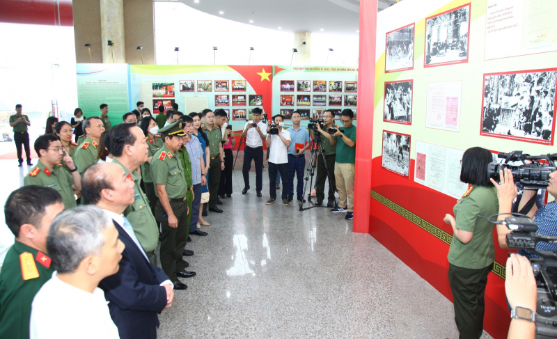 Khai mạc triển lãm “75 năm - Công an nhân dân làm theo lời Bác” -0