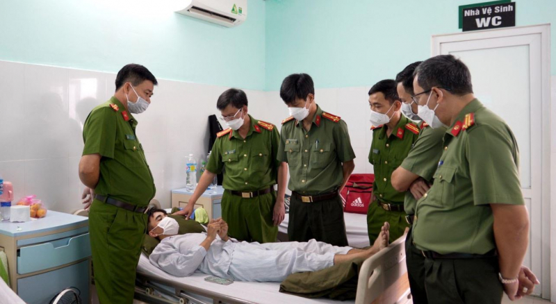 Chiến sĩ Cảnh sát Cơ động bị bắn trọng thương khi thi hành nhiệm vụ -0