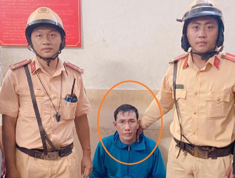 CSGT bắt đối tượng đi xe SH giật điện thoại của người dân -0