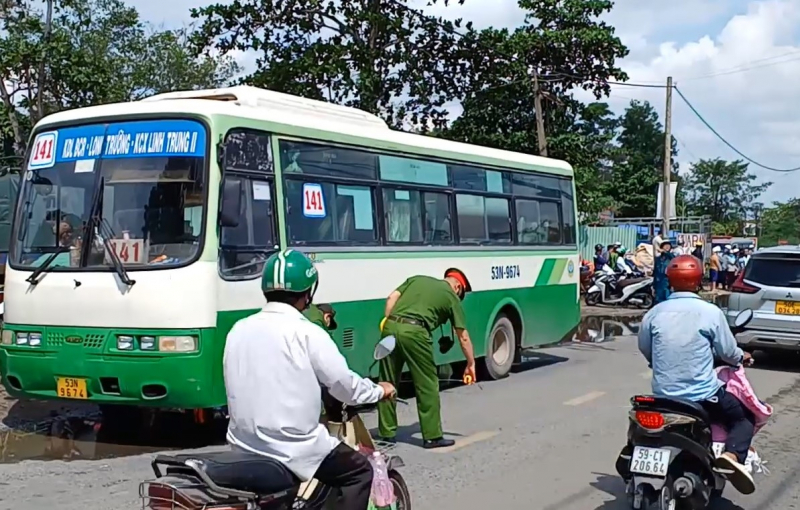 Tránh vũng nước mưa, 2 mẹ con gặp nạn khi từ bệnh viện trở về -0