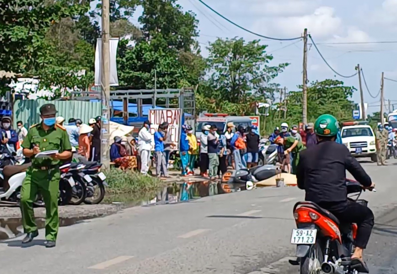Tránh vũng nước mưa, 2 mẹ con gặp nạn khi từ bệnh viện trở về -0