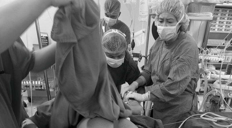 Cứu sống nam công nhân bị 3 cọc sắt đâm xuyên qua người -0