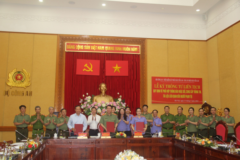 Ký Thông tư liên tịch phối hợp thông báo hoặc gửi, cung cấp thông tin, tài liệu liên quan đến người phạm tội -0