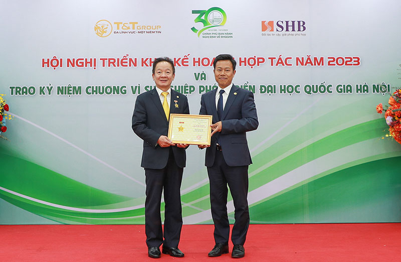 Doanh nhân Đỗ Quang Hiển nhận Kỷ niệm chương Vì sự nghiệp phát triển Đại học Quốc gia Hà Nội -0