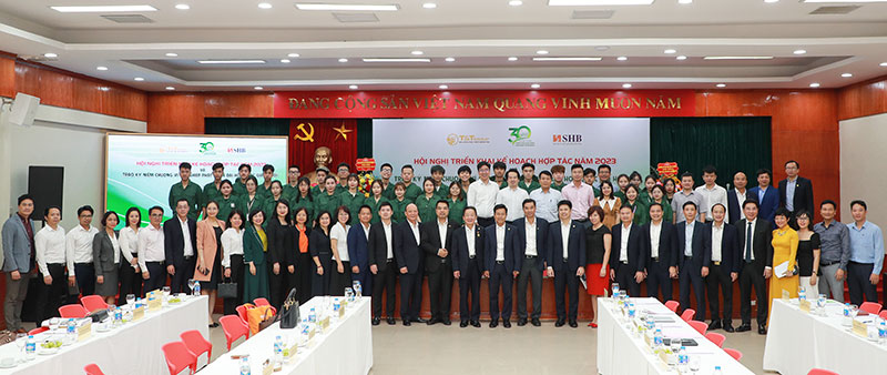 Doanh nhân Đỗ Quang Hiển nhận Kỷ niệm chương Vì sự nghiệp phát triển Đại học Quốc gia Hà Nội -0