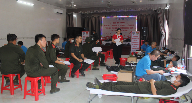Hơn 200 CBCS Trung đoàn CSCĐ Đông Nam bộ hiến máu tình nguyện -0