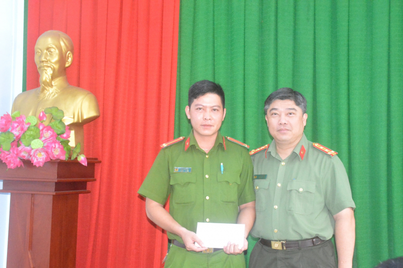 Trung úy Công an bị tấn công bằng hơi cay vẫn dũng cảm quật ngã tội phạm -0