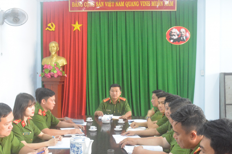 Trung úy Công an bị tấn công bằng hơi cay vẫn dũng cảm quật ngã tội phạm -0