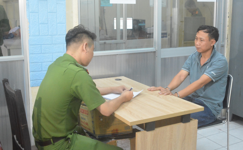 Trung úy Công an bị tấn công bằng hơi cay vẫn dũng cảm quật ngã tội phạm -0