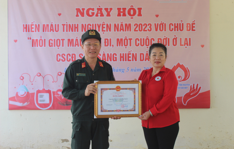 Hơn 200 CBCS Trung đoàn CSCĐ Đông Nam bộ hiến máu tình nguyện -0