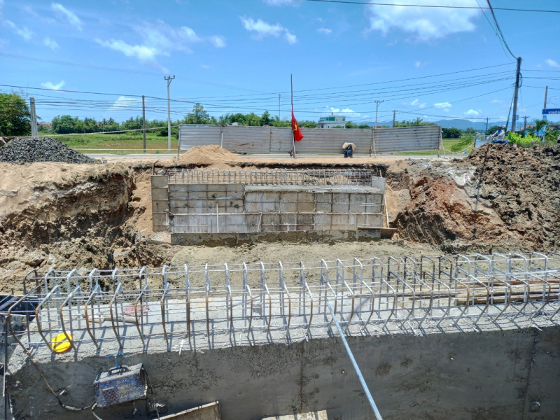 Vụ sập đất công trình khiến một người tử vong ở Phú Yên: Chủ đầu tư và Nhà thầu thi công nói gì -0