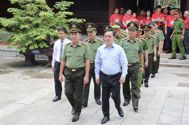 Thượng tướng Trần Quốc Tỏ dâng hương, dâng hoa tại Khuu di tích Kim Liên -0