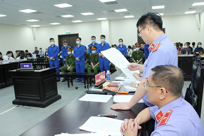 “Sói già” thâu tóm, nhà đầu tư nhỏ lẻ sập bẫy -0