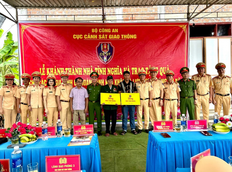 Trao tặng 2 nhà tình nghĩa và nhiều phần quà cho Công an xã, người dân huyện miền núi Nam Đông -0