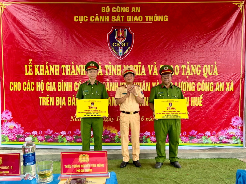 Trao tặng 2 nhà tình nghĩa và nhiều phần quà cho Công an xã, người dân huyện miền núi Nam Đông -0